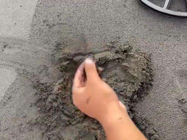 Gokil! Pria Ini Temukan Cincin di Tumpukan Pasir Pantai Keramas Gokil! Pria Ini Temukan Cincin di Tumpukan Pasir Pantai Keramas