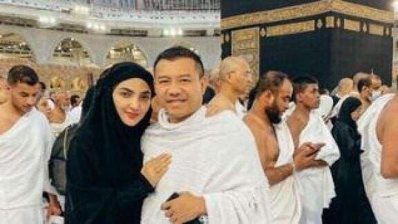 Ibadah Umroh, Ashanty Ungkap Suami Alami Insiden Tak Terduga di Depan Ka`bah, Sampai Sakit Katanya: Pas Mau Cium Hajar Aswad... Ibadah Umroh, Ashanty Ungkap Suami Alami Insiden Tak Terduga di Depan Ka`bah, Sampai Sakit Katanya: Pas Mau Cium Hajar Aswad...