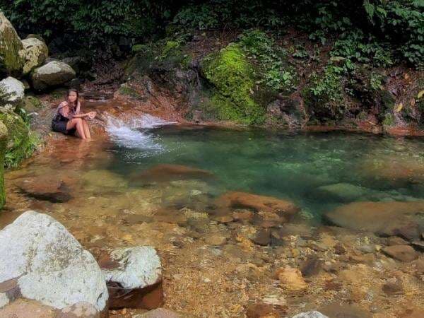 Surga Kecil di Bogor, Berupa Air Terjun Bertingkat Warna Biru Jernih di Curug Lembah Tepus Surga Kecil di Bogor, Berupa Air Terjun Bertingkat Warna Biru Jernih di Curug Lembah Tepus