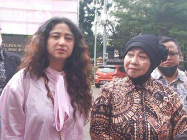Bertemu Netizen yang Hina Putrinya, Ibu Dewi Perssik: Fitnah Lebih Kejam Daripada Pembunuhan Bertemu Netizen yang Hina Putrinya, Ibu Dewi Perssik: Fitnah Lebih Kejam Daripada Pembunuhan