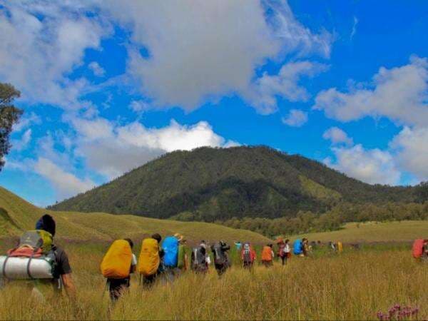4 Fakta Menarik Gunung Semeru: Dianggap Keramat hingga Punya 3 Danau 4 Fakta Menarik Gunung Semeru: Dianggap Keramat hingga Punya 3 Danau