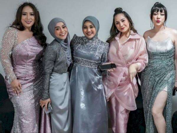 Momen Lesti Akhirnya Bertemu Nagita Slavina dan Celine, Netizen Salfok Lihat Tatapan Aurel Momen Lesti Akhirnya Bertemu Nagita Slavina dan Celine, Netizen Salfok Lihat Tatapan Aurel