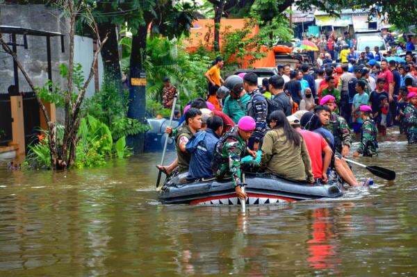 Ribuan Rumah Terendam Banjir di Makassar Ribuan Rumah Terendam Banjir di Makassar