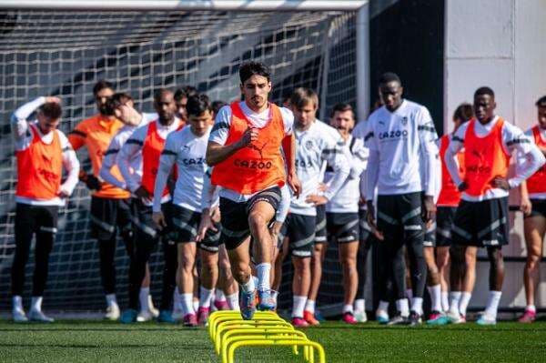 Valencia Masih Terbenam di Zona Degradasi, Pernah Berjaya di Awal 2000an Valencia Masih Terbenam di Zona Degradasi, Pernah Berjaya di Awal 2000an