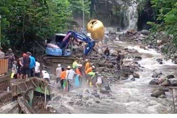 Kondisi Terkini Pancuran 13 Wisata Guci Tegal usai Diterjang Banjir Bandang Kondisi Terkini Pancuran 13 Wisata Guci Tegal usai Diterjang Banjir Bandang