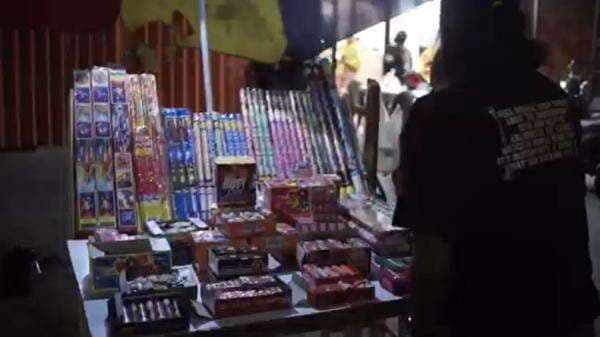 Jelang Tahun Baru, Polisi Razia Pedagang Petasan dan Kembang Api di Makassar Jelang Tahun Baru, Polisi Razia Pedagang Petasan dan Kembang Api di Makassar