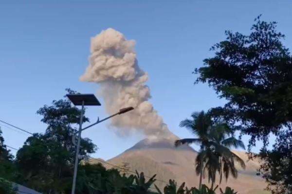 Gunung Lewotobi Laki-Laki Meletus Dahsyat Hari Ini, Kolom Abu Capai 2.500 Meter Gunung Lewotobi Laki-Laki Meletus Dahsyat Hari Ini, Kolom Abu Capai 2.500 Meter
