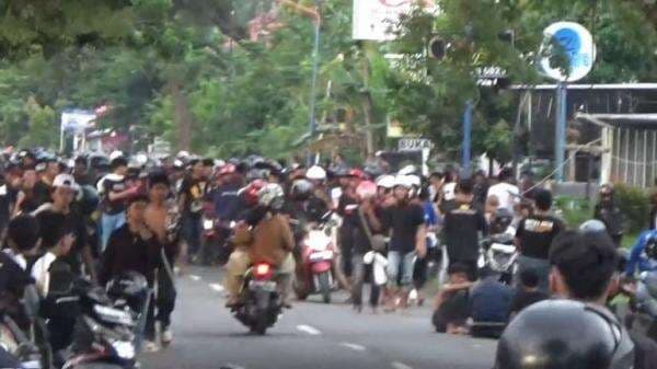 Kerusuhan Antar Perguruan Pencak Silat Pecah di Magetan, Timbulkan Kepanikan dan Membuat Warga Resah Kerusuhan Antar Perguruan Pencak Silat Pecah di Magetan, Timbulkan Kepanikan dan Membuat Warga Resah