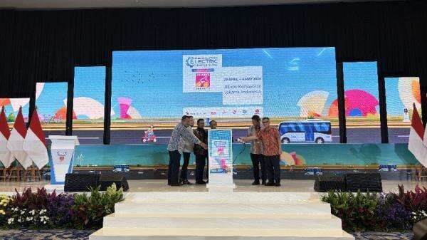 PEVS 2025 Resmi Dibuka, Tingkatkan Momentum Penjualan Kendaraan Listrik di Indonesia PEVS 2025 Resmi Dibuka, Tingkatkan Momentum Penjualan Kendaraan Listrik di Indonesia