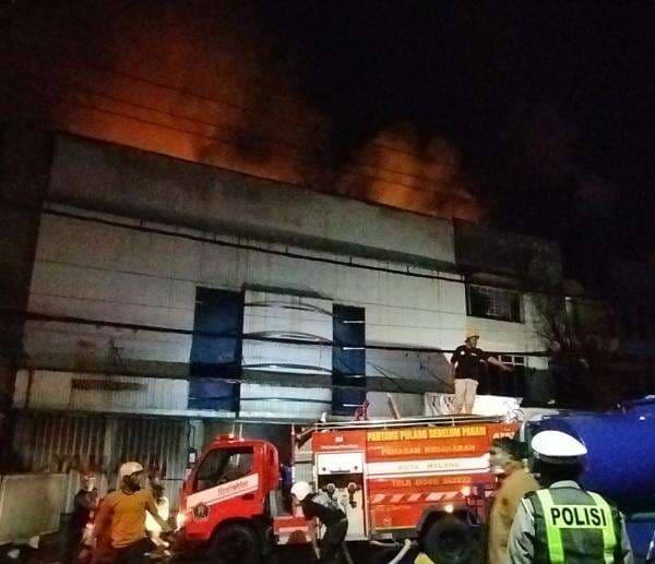 Kebakaran di Malang, Kobaran Api Hanguskan 5 Toko dan 2 Mobil Kebakaran di Malang, Kobaran Api Hanguskan 5 Toko dan 2 Mobil