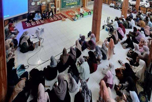 Kajian Kitab di Pesantren Mahasiswa Al Fadhilah, Perkuat Keimanan dan Ketaqwaan Umat Kajian Kitab di Pesantren Mahasiswa Al Fadhilah, Perkuat Keimanan dan Ketaqwaan Umat