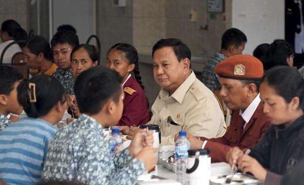 Momen Prabowo Makan Siang Bareng Orang Tua dan Siswa Sekolah Rakyat di Bali Momen Prabowo Makan Siang Bareng Orang Tua dan Siswa Sekolah Rakyat di Bali