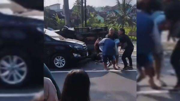 Kronologi Kecelakaan Pikap Bawa 16 Penumpang di Sumedang, Korban Bergeletakan Kronologi Kecelakaan Pikap Bawa 16 Penumpang di Sumedang, Korban Bergeletakan