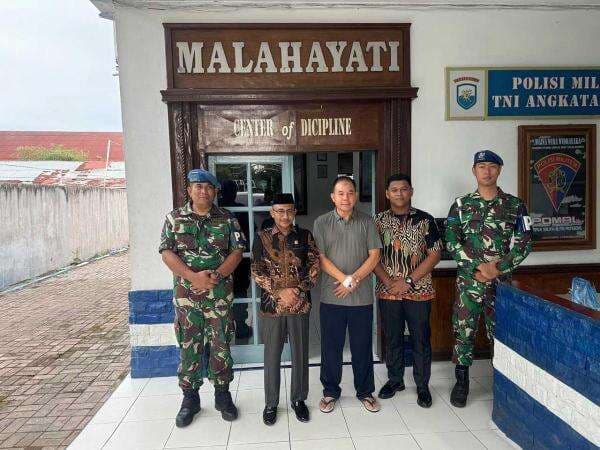 Tersangka Pembunuhan Sales Mobil Menangis saat Dijumpai oleh Haji Uma Tersangka Pembunuhan Sales Mobil Menangis saat Dijumpai oleh Haji Uma