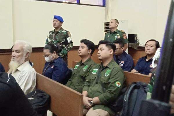 2 Anak Bos Rental Mobil Korban Penembakan Oknum TNI AL Hadiri Sidang Pembacaan Vonis Terdakwa 2 Anak Bos Rental Mobil Korban Penembakan Oknum TNI AL Hadiri Sidang Pembacaan Vonis Terdakwa