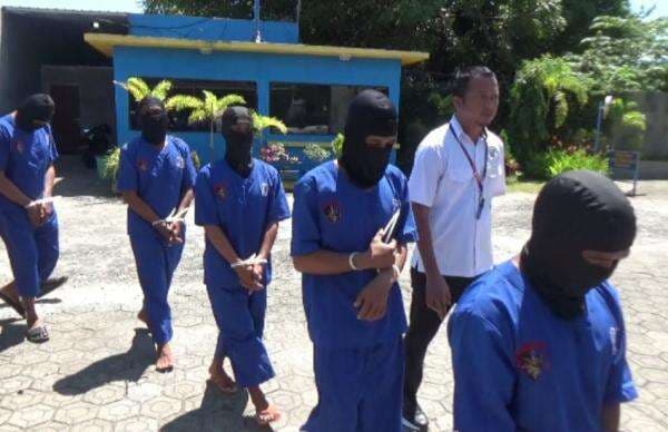 Polisi Bongkar Praktik Ilegal Bom Ikan di Perairan Sulsel, 9 Pelaku Ditangkap Polisi Bongkar Praktik Ilegal Bom Ikan di Perairan Sulsel, 9 Pelaku Ditangkap