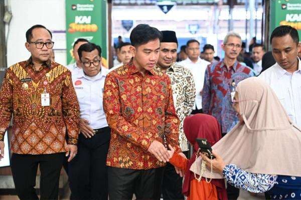 Gibran Tinjau Arus Mudik Natal di Stasiun Semarang Tawang, Pastikan Kelancaran Layanan Penumpang Gibran Tinjau Arus Mudik Natal di Stasiun Semarang Tawang, Pastikan Kelancaran Layanan Penumpang