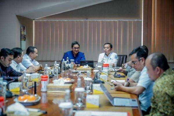 Pemkab Karawang Gandeng PT KAI Daop 1 Lakukan Penataan RTH dan Bangunan Liar Pemkab Karawang Gandeng PT KAI Daop 1 Lakukan Penataan RTH dan Bangunan Liar