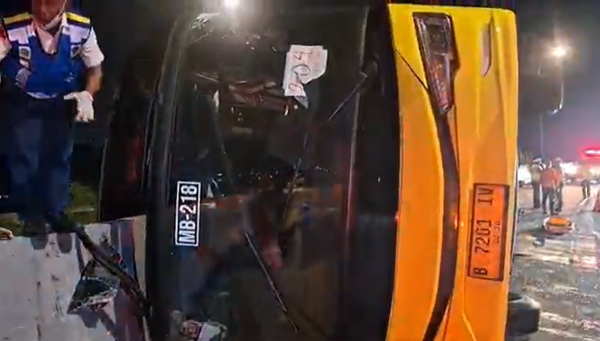 Breaking News! Bus Terguling di Exit Tol Krapyak Semarang, 15 Penumpang Tewas Breaking News! Bus Terguling di Exit Tol Krapyak Semarang, 15 Penumpang Tewas