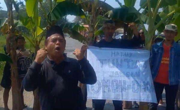 Demo Jalan Rusak Tak Ditangani, Warga Blora Tanam Pohon Pisang di Jalur Provinsi Demo Jalan Rusak Tak Ditangani, Warga Blora Tanam Pohon Pisang di Jalur Provinsi