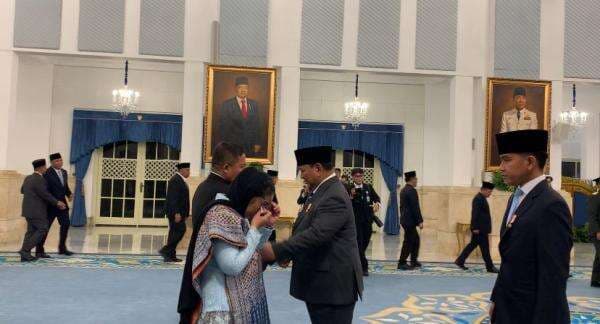 Tangis Nanik S Deyang Pecah setelah Dilantik Prabowo sebagai Kepala BGN Tangis Nanik S Deyang Pecah setelah Dilantik Prabowo sebagai Kepala BGN