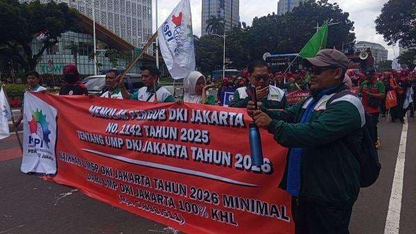 Tolak UMP Rp5,72 Juta, Ratusan Buruh Gelar Aksi di Medan Merdeka Selatan Tolak UMP Rp5,72 Juta, Ratusan Buruh Gelar Aksi di Medan Merdeka Selatan