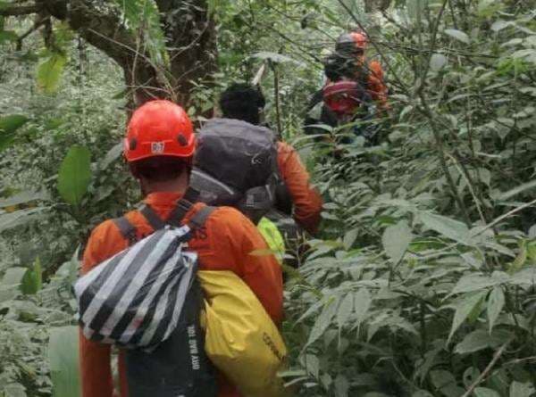 2 Pendaki Ilegal Gunung Semeru Masuk Jurang Dievakuasi, 1 Orang Masih Terjebak 2 Pendaki Ilegal Gunung Semeru Masuk Jurang Dievakuasi, 1 Orang Masih Terjebak