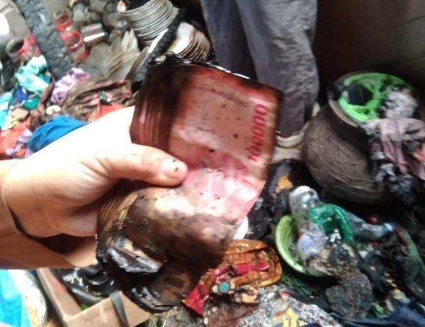 Rumah di Sukosewu Bojonegoro Terbakar, Uang Rp10 Juta Dilalap Api Rumah di Sukosewu Bojonegoro Terbakar, Uang Rp10 Juta Dilalap Api