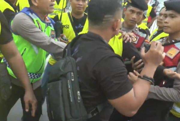 Gara-Gara Tiket, Oknum Polisi Nyaris Adu Jotos dengan TNI di Stadion Utama Sumut Gara-Gara Tiket, Oknum Polisi Nyaris Adu Jotos dengan TNI di Stadion Utama Sumut