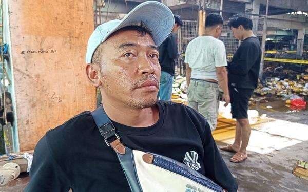 Pedagang Pepaya di Pasar Kramat Jati Rugi Rp100 Juta, 28 Ton Barang Dagangan Terbakar Pedagang Pepaya di Pasar Kramat Jati Rugi Rp100 Juta, 28 Ton Barang Dagangan Terbakar