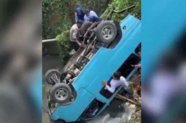 Kronologi Minibus Angkut Anak Sekolah Terjun ke Parit, Sopir Hindari Lubang Jalan Kronologi Minibus Angkut Anak Sekolah Terjun ke Parit, Sopir Hindari Lubang Jalan