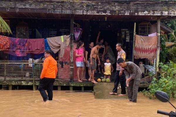 Banjir Kalsel Mulai Surut, Ribuan Warga Balangan dan HSS Mulai Bersih-Bersih Banjir Kalsel Mulai Surut, Ribuan Warga Balangan dan HSS Mulai Bersih-Bersih