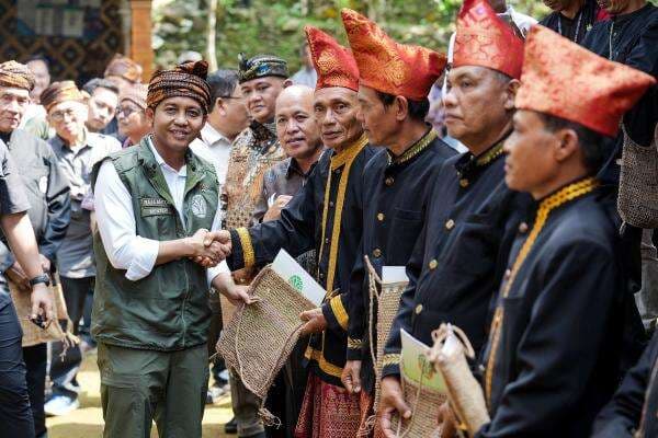 Serahkan SK Hutan Adat, Menhut: Upaya Putus Mata Rantai Konflik Serahkan SK Hutan Adat, Menhut: Upaya Putus Mata Rantai Konflik