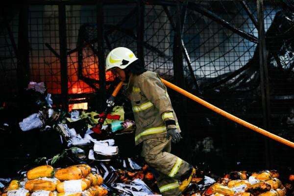 28 Ton Barang Dagangan Hangus Terbakar, Pedagang Pasar Induk Kramat Jati Rugi Rp100 Juta 28 Ton Barang Dagangan Hangus Terbakar, Pedagang Pasar Induk Kramat Jati Rugi Rp100 Juta