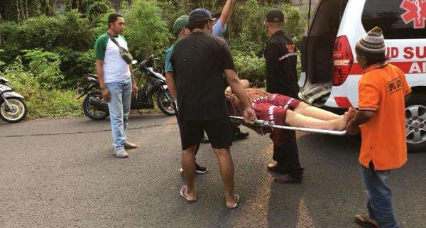 Tabrak Truk Parkir Ibu dan Anak Luka Parah Tabrak Truk Parkir Ibu dan Anak Luka Parah