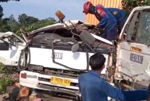 Pohon Tumbang Timpa Truk Kontainer di Karawang, Sopir dan Penumpang Tewas Pohon Tumbang Timpa Truk Kontainer di Karawang, Sopir dan Penumpang Tewas