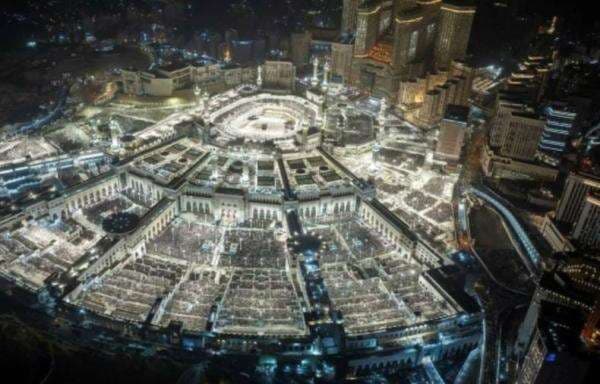 Diguyur Hujan, Jutaan Muslim Tetap Khusyuk Salat Tarawih Malam ke-27 Ramadhan di Masjidil Haram Diguyur Hujan, Jutaan Muslim Tetap Khusyuk Salat Tarawih Malam ke-27 Ramadhan di Masjidil Haram