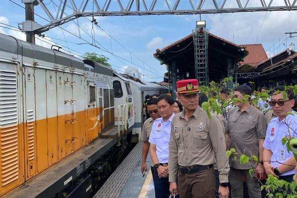 AHY Tinjau Langsung Kesiapan Layanan Kereta Api Nataru di Stasiun Gambir AHY Tinjau Langsung Kesiapan Layanan Kereta Api Nataru di Stasiun Gambir