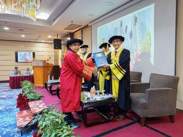 Kisah Dr. KH Moh. Mukhrojin Dikukuhkan Sebagai Profesor oleh ASEAN University International Malaysia Kisah Dr. KH Moh. Mukhrojin Dikukuhkan Sebagai Profesor oleh ASEAN University International Malaysia