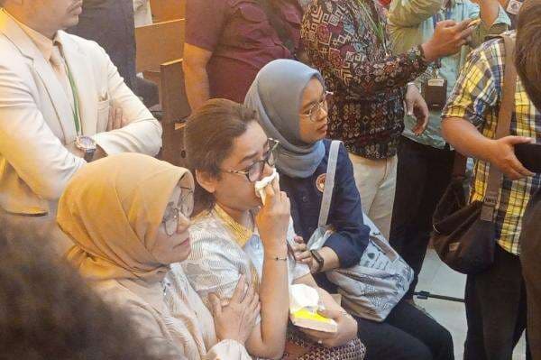Momen Istri Kacab Bank BUMN Menangis, Kecewa dengan Vonis 3 Pelaku Prajurit TNI Momen Istri Kacab Bank BUMN Menangis, Kecewa dengan Vonis 3 Pelaku Prajurit TNI