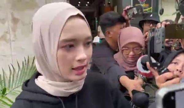 Inara Rusli Ngaku Lega Pilih Jalan Damai dengan Insanul: Kedua Keluarga Bertemu Inara Rusli Ngaku Lega Pilih Jalan Damai dengan Insanul: Kedua Keluarga Bertemu