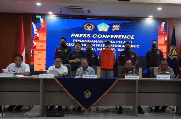 Gegara Ngamuk dan Rusak Klinik di Bali, Bule AS Ini Langsung Ditangkap dan Dideportasi! Gegara Ngamuk dan Rusak Klinik di Bali, Bule AS Ini Langsung Ditangkap dan Dideportasi!