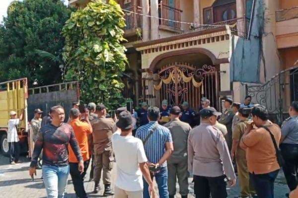 Rumah Mewah Bergaya Eropa Senilai Hampir 2 Miliar Dieksekusi PN Surabaya Rumah Mewah Bergaya Eropa Senilai Hampir 2 Miliar Dieksekusi PN Surabaya