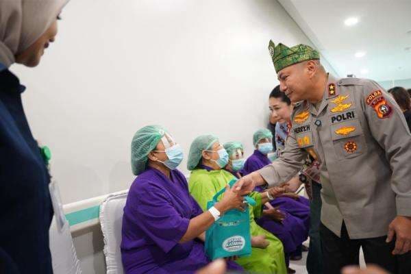 Cerita Kapolda Riau Dampingi Sang Ayah yang Alami Gangguan Penglihatan di Tanah Suci Cerita Kapolda Riau Dampingi Sang Ayah yang Alami Gangguan Penglihatan di Tanah Suci