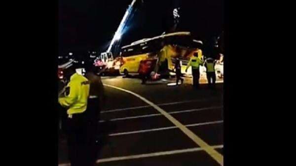 TKP Kecelakaan Maut di Semarang, Bus Melaju Kencang di Tikungan Simpang Susun dan Terguling TKP Kecelakaan Maut di Semarang, Bus Melaju Kencang di Tikungan Simpang Susun dan Terguling