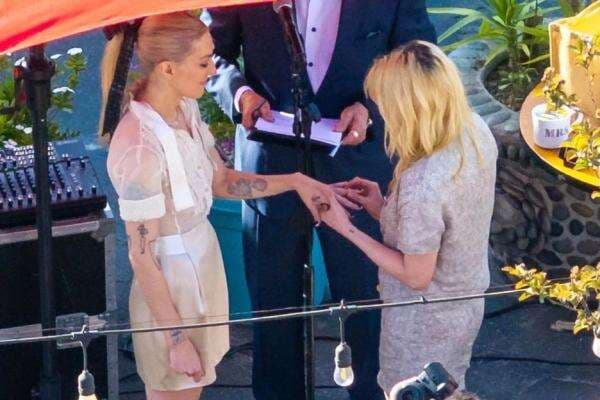 5 Fakta Pernikahan Kristen Stewart dan Dylan Meyer, Digelar Tertutup di Los Angeles 5 Fakta Pernikahan Kristen Stewart dan Dylan Meyer, Digelar Tertutup di Los Angeles