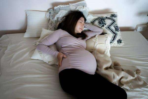 5 Posisi Tidur untuk Mengurangi Mual saat Hamil Muda 5 Posisi Tidur untuk Mengurangi Mual saat Hamil Muda