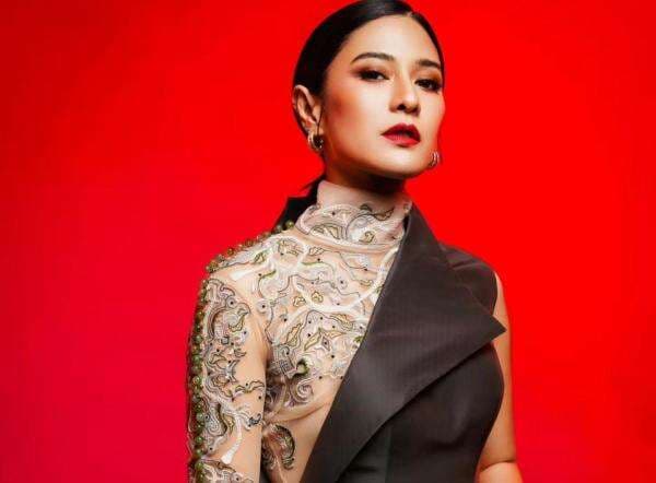 5 Potret Cantik Dian Sastro Pakai Outfit Kombinasi Nude-Hitam, Bikin Penasaran Mau Nge-zoom 5 Potret Cantik Dian Sastro Pakai Outfit Kombinasi Nude-Hitam, Bikin Penasaran Mau Nge-zoom