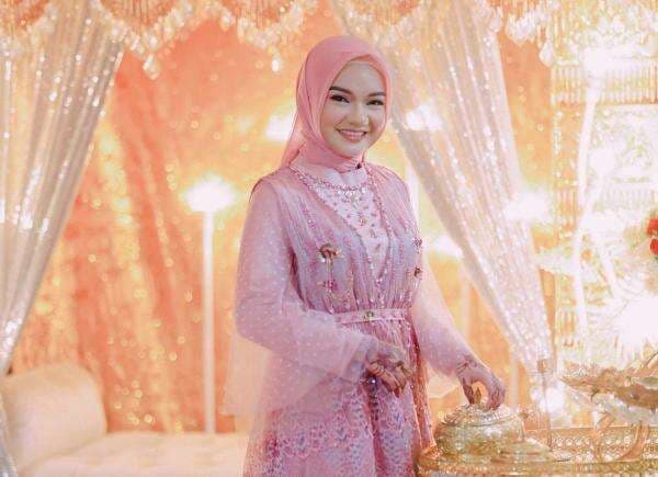 5 Potret Cantik Rismahani, Istri Witan Sulaeman yang Punya Wajah Imut 5 Potret Cantik Rismahani, Istri Witan Sulaeman yang Punya Wajah Imut