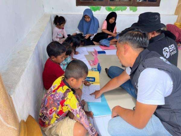BRI Realisasikan Program Trauma Healing untuk Anak-Anak Terdampar Banjir Sumatra BRI Realisasikan Program Trauma Healing untuk Anak-Anak Terdampar Banjir Sumatra